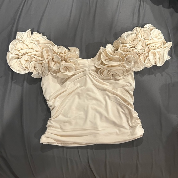 Express body contour off the shoulder top - Picture 1 of 4